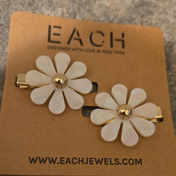 Each White and Gold Flower Hair Clips Nwt - Picture 2 of 3